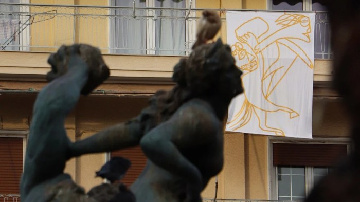 cea0cebbceb1cf84ceb5ceafceb1-cebcceb5-ceb8ceadceb1-1_a-square-with-a-view-1